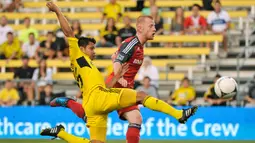 Richard Eckersley (kanan) saat masih berseragam Toronto FC saat melawan Columbus Crew di Crew Stadium, Columbus, Ohio, (22/08/2012).  (Jamie Sabau/Getty Images/AFP)