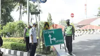 Pemasangan rambu petunjuk jalan arus mudik lebaran di Kota Tangerang. (Liputan6.com/ Pramita Tristiawati)