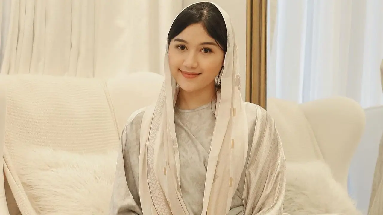 Gaya Erina Gudono yang Teduh Menawan Dibalut Kerudung saat Kajian Ramadan
