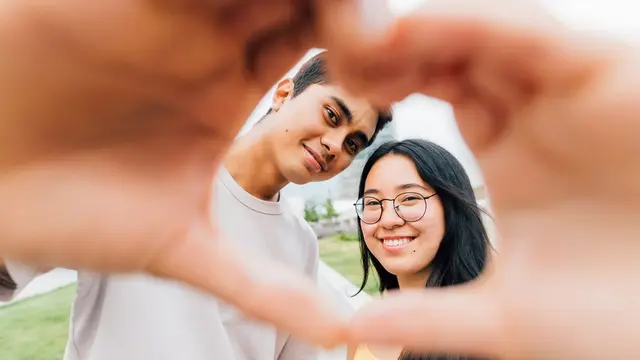 couple kencan bahagia