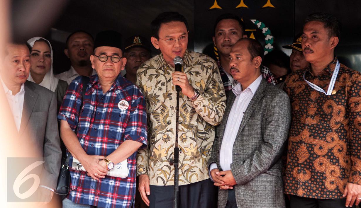 Basuki Tjahaja Purnama (Ahok) memberikan keterangan di depan Gedung Kejagung, Jakarta, Kamis (1/12). Ahok berterima kasih karena para wartawan telah mengawal kasus yang menimpa dirinya hingga saat ini. (Liputan6.com/Gempur M Surya)
