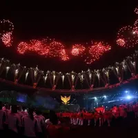 Gelora Bung Karno pun terlihat merah membara seakan menambah semangat para atlet dan juga penonton. (twitter/syono_)