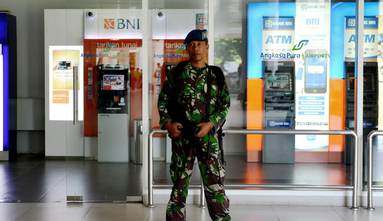 Seorang anggota TNI AU bersiaga di Bandara Ngurah Rai, Denpasar, Bali, Jumat (15/1). Pasca serangan di Sarinah, Jakarta kemarin, Bandara Ngurah Rai sebagai salah satu pintu masuk menuju Bali meningkatkan keamanan. (AFP PHOTO/Sonny Tumbelaka)