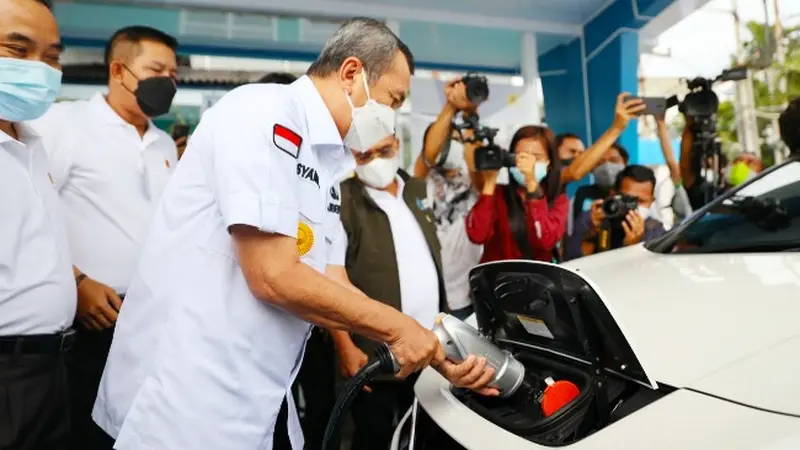 Gubernur Riau Syamsuar mencoba mengisi baterai mobil listrik di Stasiun Pengisian Kendaraan Listrik Umum PLN Pekanbaru.