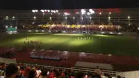 Suasana Stadion Manahan saat menggelar pertandingan di malam hari pasca renovasi. (Bola.com/Vincentius Atmaja)