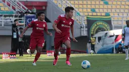 Pemain Persija Jakarta, Witan Sulaeman (kanan), membawa bola didampingi Fajar Fathurrahman saat membangun serangan ke pertahanan PSMS Medan pada laga terakhir Grup B Piala Presiden 2026 di Stadion Gelora Bung Tomo, Surabaya, Sabtu (1/8/2026). Kombinasi keduanya beberapa kali merepotkan sisi kiri pertahanan Ayam Kinantan dan membantu Macan Kemayoran meraih kemenangan 4-1. Hasil tersebut menjaga peluang Persija melaju ke semifinal, yang kemudian dipastikan setelah Persebaya Surabaya mengalahkan Port FC 2-1 pada laga penutup Grup B. (Bola.com/Wahyu Pratama)