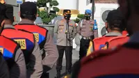 Wakapolrestabes Surabaya AKBP Hartoyo memimpin apel pagi. (Dian Kurniawan/Liputan6.com)