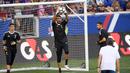 Kiper Juventus, Gianluigi Buffon, menangkap bola saat latihan di Red Bull Arena, New Jersey, Jumat (21/7/2017). Latihan ini dilakukan jelang laga ICC 2017 melawan Barcelona. (AFP/Jewel Samad) 