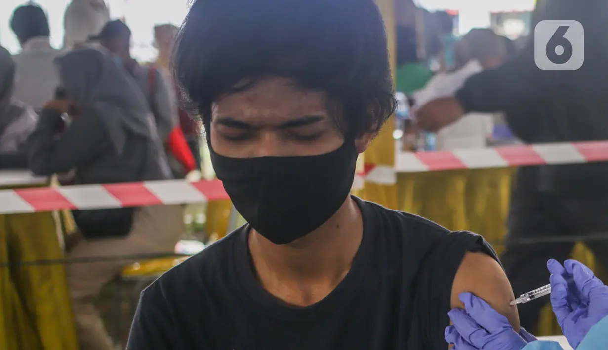 Petugas medis menyuntikkan vaksin Covid-19 pada warga dalam program vaksinasi massal Covid-19 di PMI Kota Bekasi, Jawa Barat, Sabtu (21/08/2021). PMI Kota Bekasi bekerjasama dengan Puskesmas Marga Jaya melaksanakan vaksinasi Covid-19 secara massal untuk 2000 peserta. (Liputan6.com/Herman Zakharia)