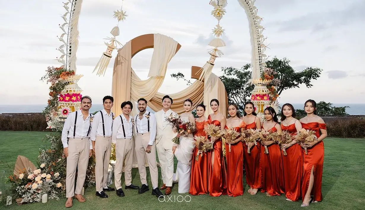 Sama seperti di Jakarta, pesta resepsi pernikahan Rizky Febian dan Mahalini di Bali juga bertabur bintang. Di antara para tamu artis yang hadir, penampilan bridesmaid dan groomsmen pun tak lepas dari sorotan. Jajaran artisnya antara lain, Rossa, Nia Ramadhani dan Onadio Leonardo. (Liputan6.com/IG/@thebridestory)