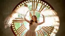 Tina Toon tampil menawan bak Princess di solo shot prewedding. Ia mengenakan gaun warna nude bertabur payet dengan aksen cape dari tulle warna senada. [Instagram].