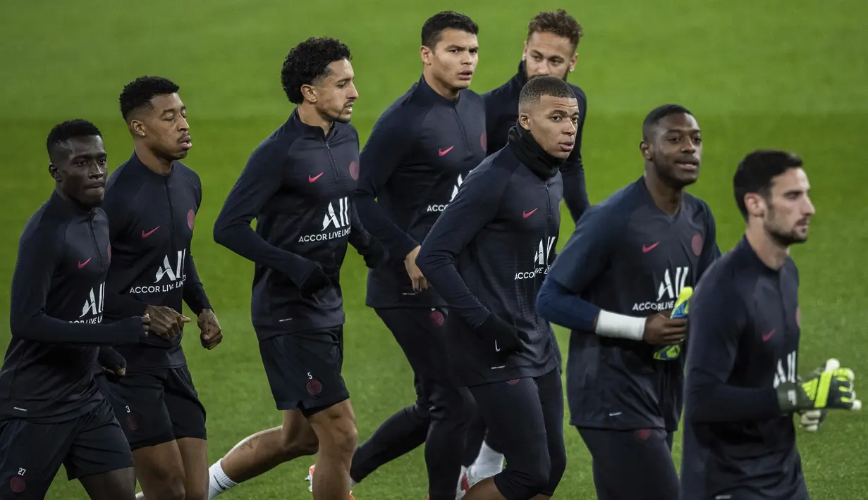 Para Paris Saint-Germain melakukan pemanasan selama sesi latihan di stadion Santiago Bernabeu di Madrid (25/11/2019). PSG akan bertanding melawan Real Madrid pada Grup A Liga Champions di Santiago Bernabeu. (AP Photo/Bernat Armangue)
