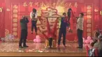 Seorang wanita di Cina menunjukkan kekuatan kakinya dengan mengangkat beberapa orang secara bersamaan