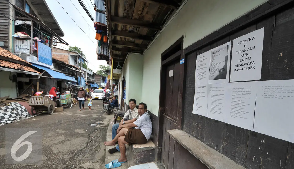 Surat Peringatan (SP) 2 terpampang di pemukiman yang akan ditertibkan oleh Pemprov DKI Jakarta, Rabu (7/9). Pemprov DKI layangkan Surat Peringatan (SP) 2 untuk warga Bukit Duri. (Liputan6.com/Yoppy Renato)