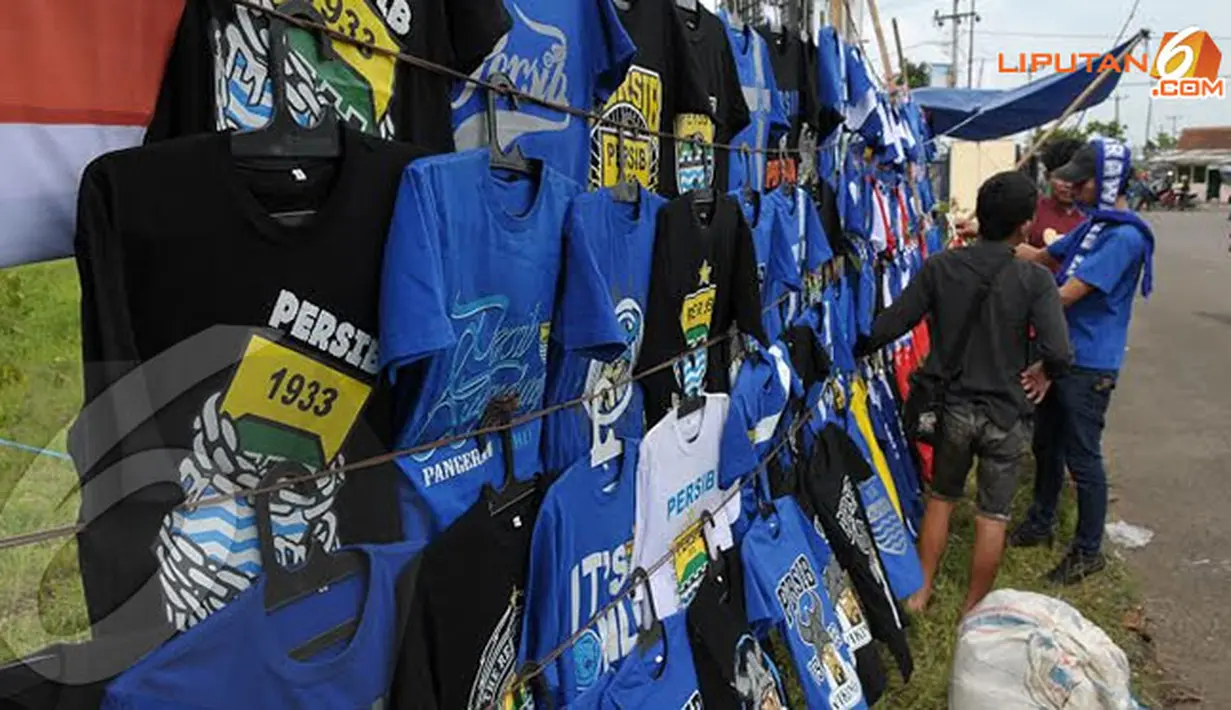 Beberapa bobotoh menyempatkan melihat dan membeli beragam jersey Persib dijajakan para pedagang di sekitar Stadion Si Jalak Harupat Bandung.(Liputan6.com/Helmi Fithriansyah)