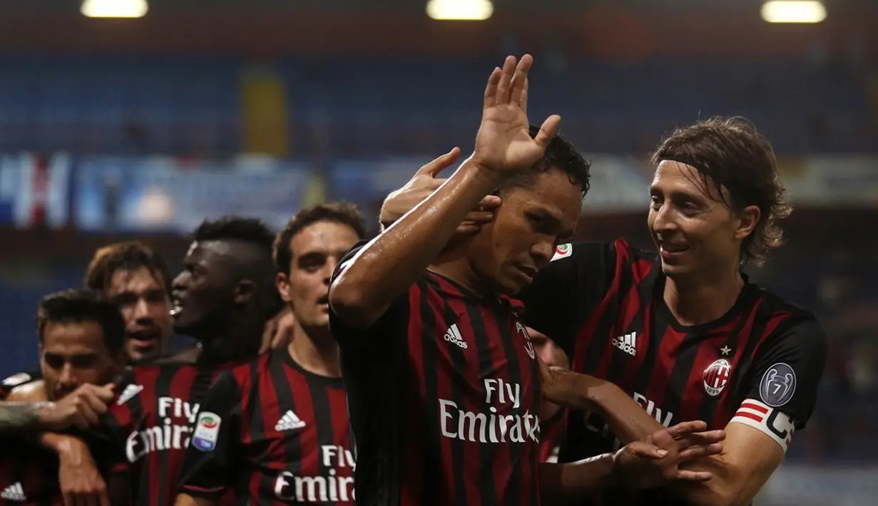 Carlos Bacca disambut rekan-rekannya setelah mencetak gol kemenangan AC Milan atas Sampdoria pada lanjutan Serie A di Stadion Luigi Ferraris, Genoa, Sabtu (17/9/2016) dini hari WIB. (AFP/Marco Bertorello)