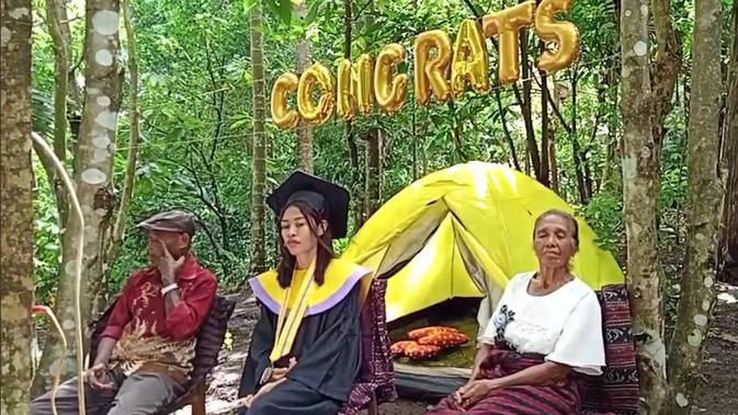 Viral Mahasiswi Ini Jalani Wisuda di Tengah Hutan, Alasannya Bikin Terharu - Vimarsana News