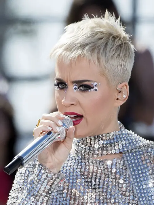 “Sampai saat ini Katy dan Robert berteman baik. Mereka juga berada dalam satu lingkungan pertemanan. Keduanya tidak menjalani hubungan spesial, tapi Rob memang tertarik pada Katy,” pungkasnya. (AFP/Valerie Macon)