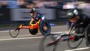 Seorang atlet berkompetisi dalam nomor men's elite wheelchair London Marathon 2026 di London, Inggris, Minggu (26/04/2026) waktu setempat. (AFP/Toby Shepheard)