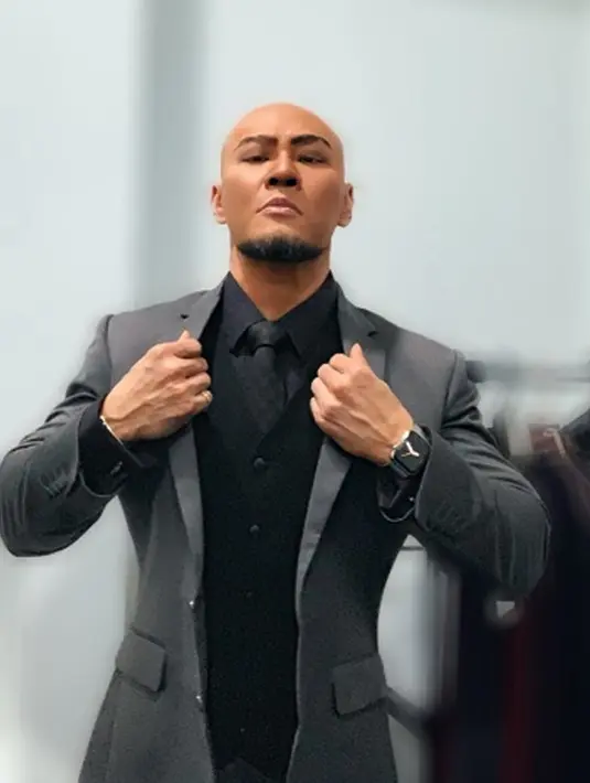 Semakin sukses dan terkenal, Deddy Corbuzier melebarkan sayapnya menjadi seorang Host di salah satu acara TV. (Liputan6.com/IG/mastercorbuzier)