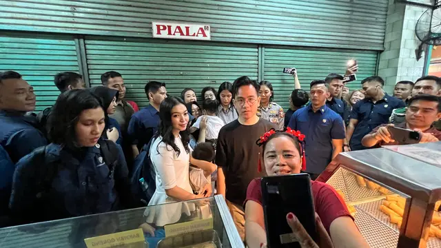 Wakil Presiden (Wapres) Gibran Rakabuming Raka mendatangi Pasar Atom, Surabaya, pada Selasa (28/01/2025).