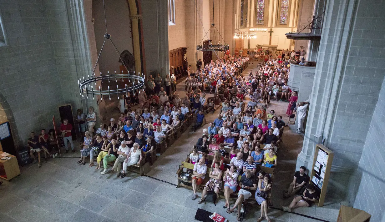 Bangku-bangku Gereja terisi penuh oleh warga yang antusias menonton laga final piala Eropa 2016 antara Portugal melawan Prancis di Gereja St Francis, Lausanne, Swiss, (10/7/2016).  (EPA/Cyril Zingaro)