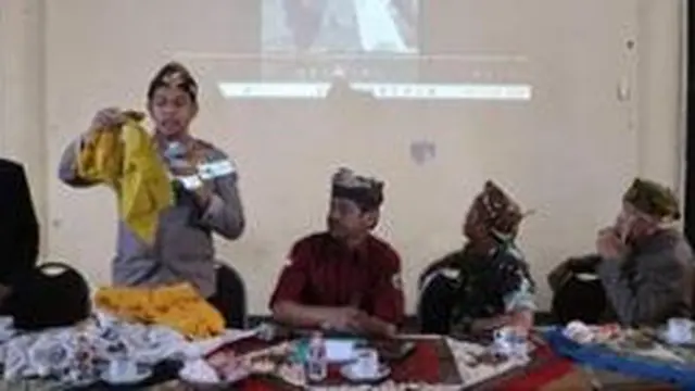 Kapolres Probolinggo AKBP Teuku Arsya Khadafi, tunjukan bukti kain kuning pembungkus Arca Ganesha yang ditemukan di lerang kawah Gunung Bromo (Istimewa)