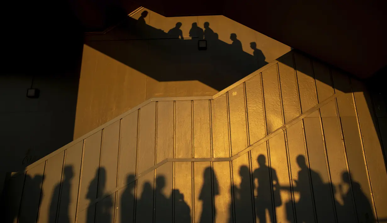 Bayangan orang terlihat di Jembatan Galata di atas the Golden Horn atau Tanduk Emas di Istanbul (26/7/2019). Tanduk Emas merupakan jalur air perkotaan utama dan pintu masuk utama Bosphorus di Istanbul, Turki. (AP Photo/Emrah Gurel)