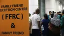 Keluarga penumpang pesawat MH-17 berbondong-bondong datang ke di Bandara Internasional Kuala Lumpur, Malaysia, Jumat (18/7/14). (REUTERS/Olivia Harris)