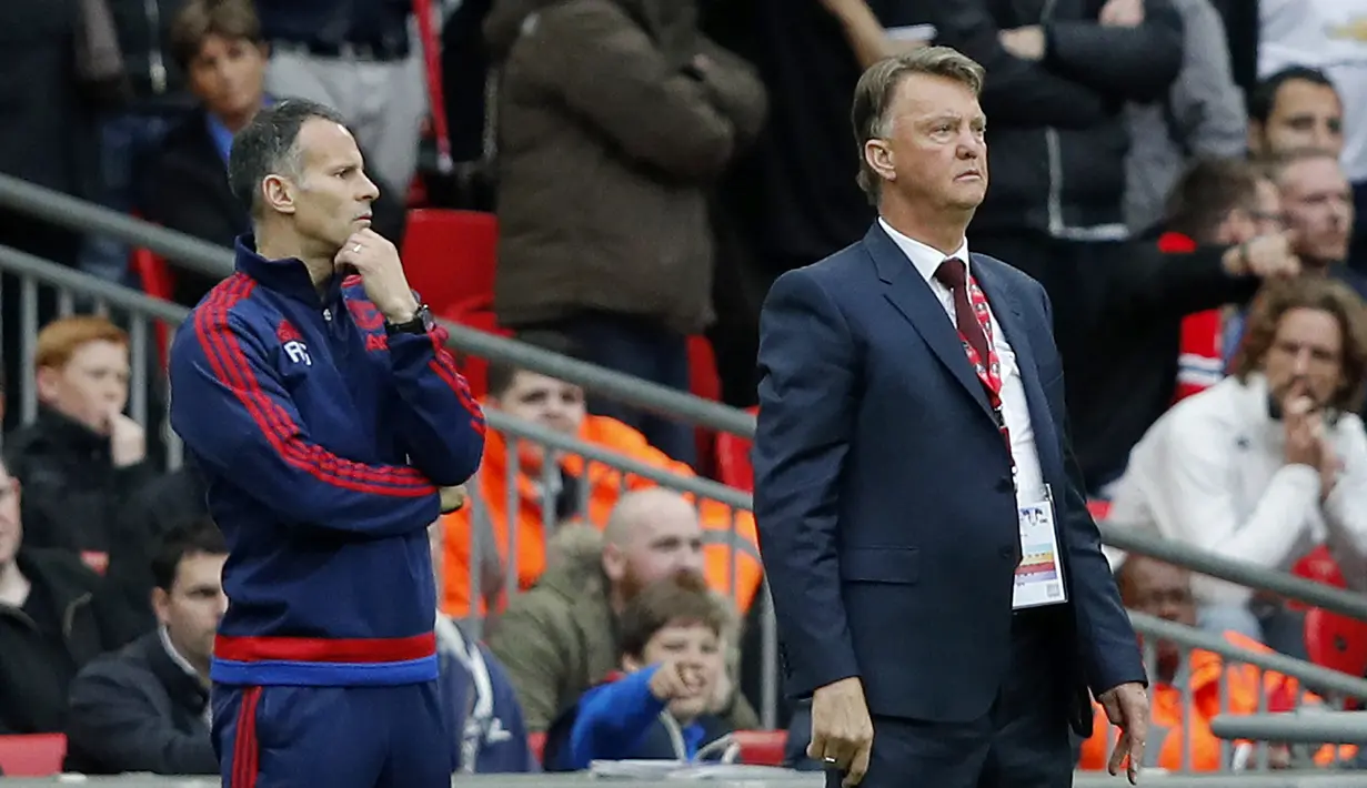 <p>Pelatih MU, Louis Van Gaal (kanan) dan asisten pelatih, Ryan Giggs saat pertandingan final Piala FA 2015/2016 antara Manchester United melawan Crystal Palace yang berlangsung di Wembley stadium, Sabtu (21/5/2016). (AFP/Ian Kington)</p>