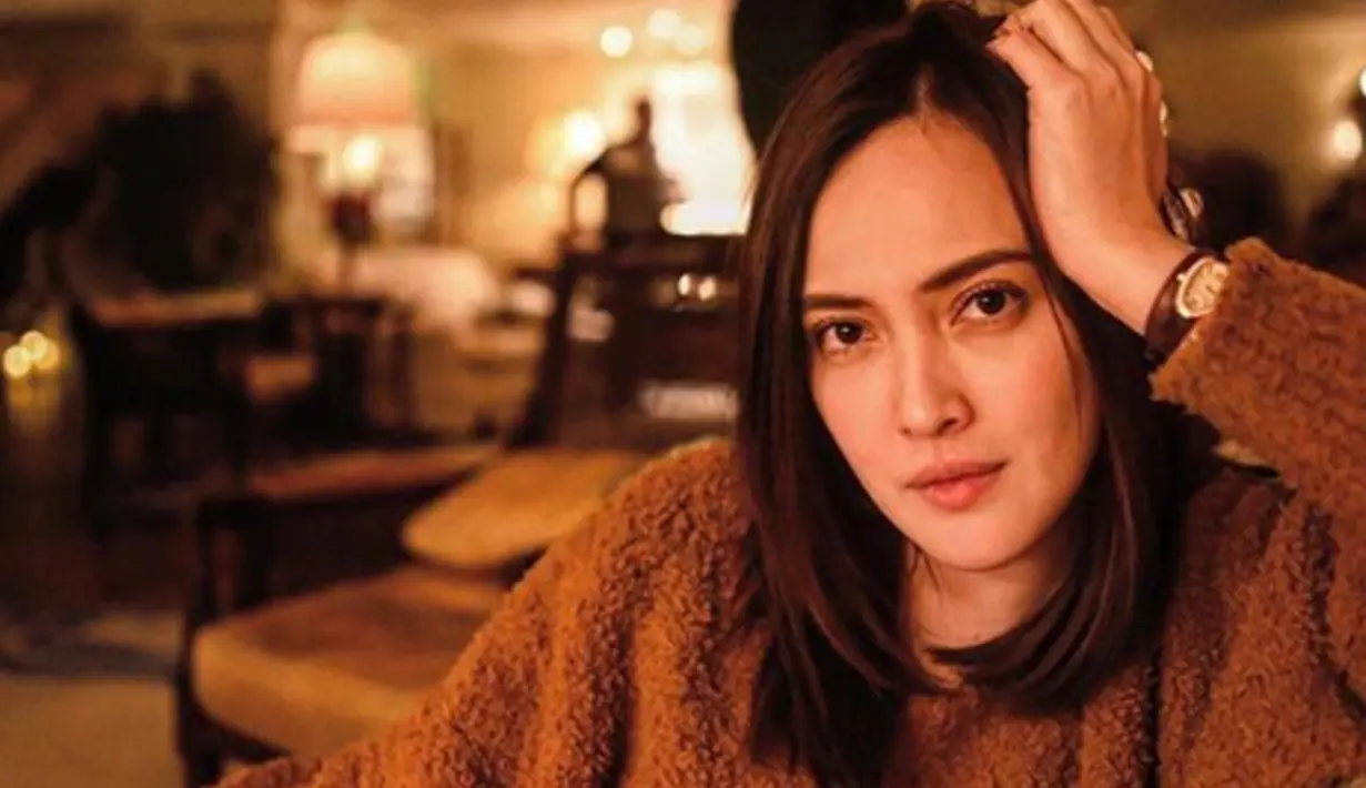 Ternyata artis cantik pemeran Tita di film Eiffel I'm In Love ini juga pernah menerbitkan buku karyanya sendiri yang berjudul Incomplate. (Liputan6.com/IG/shandyaulia)
