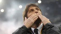 Antonio Conte resmi menjadi pelatih baru Tottenham Hotspur menggantikan Nuno. Liga Inggris sendiri bukanlah hal yang baru bagi Conte, sebab dirinya pernah membawa Chelsea meraih gelar tersebut. Berikut ini 5 prestasi Antonio Conte selama berkarier sebagai pelatih. (AFP/Marco Bertorello)