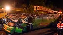 Sebuah bus pariwisata Taiwan mengalami kecelakaan hingga terbalik di ruas jalan dekat Taipe, Selasa (14/2). Sedikitnya 32 orang tewas dalam insiden ini, menjadikannya kecelakaan terburuk dalam 30 tahun terakhir di Taiwan. (Ou Dongqu/Xinhua via AP)
