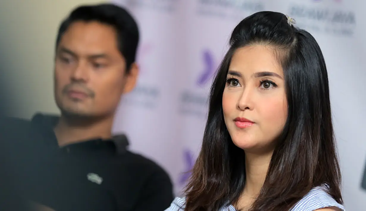 "Kan nama suami saya Reza Zachrie jadi kita pengin nama anak anak saya awalannya R dan Z saya bilang nama panggilannya harus E ya. Walaupun yang pertama Renzo panggilannya Enzo," ujar Eva. (Deki Prayoga/Bintang.com)