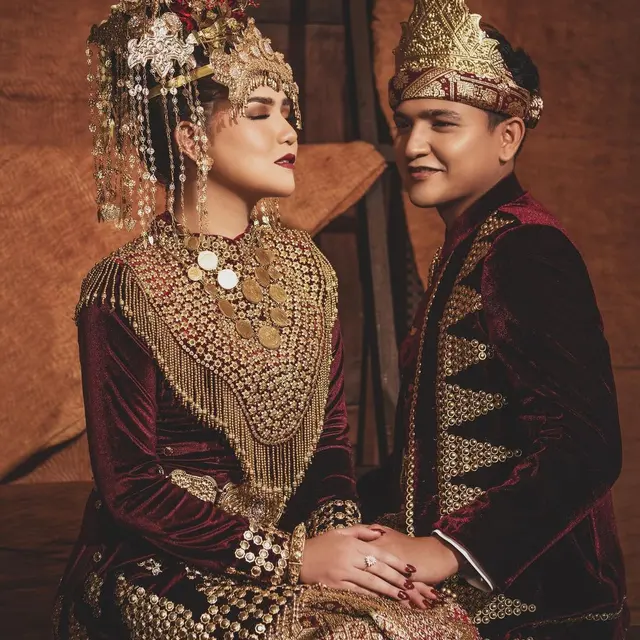 6 Potret Masayu Clara dalam Balutan Baju Adat dari Prewedding Sampai Menikah