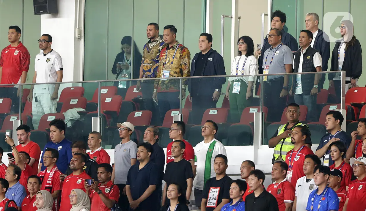 Ketua Umum PSSI, Erick Thohir (tengah, atas) sesaat sebelum laga antara Timnas Indonesia dan Thailand pada Semifinal Piala AFF U-23 2025 dimulai di Stadion Utama Gelora Bung Karno (SUGBK), Jakarta, Jumat (25/7/2025). (Liputan6.com/Helmi Fithriansyah)