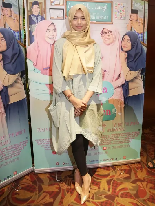 Kesulitan pernah dialami saat awal-awal mengenakan hijab. Lantaran dirinya mengaku tidak terbiasa mengenakan busana muslimah, untuk menutupi auratnya. Ia belajar sendiri dengan dibantu lawan mainnya, Vebby Palwinta.  (Bambang E. Ros/Bintang.com)