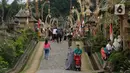<p>Desa Penglipuran memiliki daya tarik tersendiri bagi para wisatawan baik lokal maupun mancanegara, Rabu (16/8/2023). (Liputan6.com/Helmi Fithriansyah)</p>