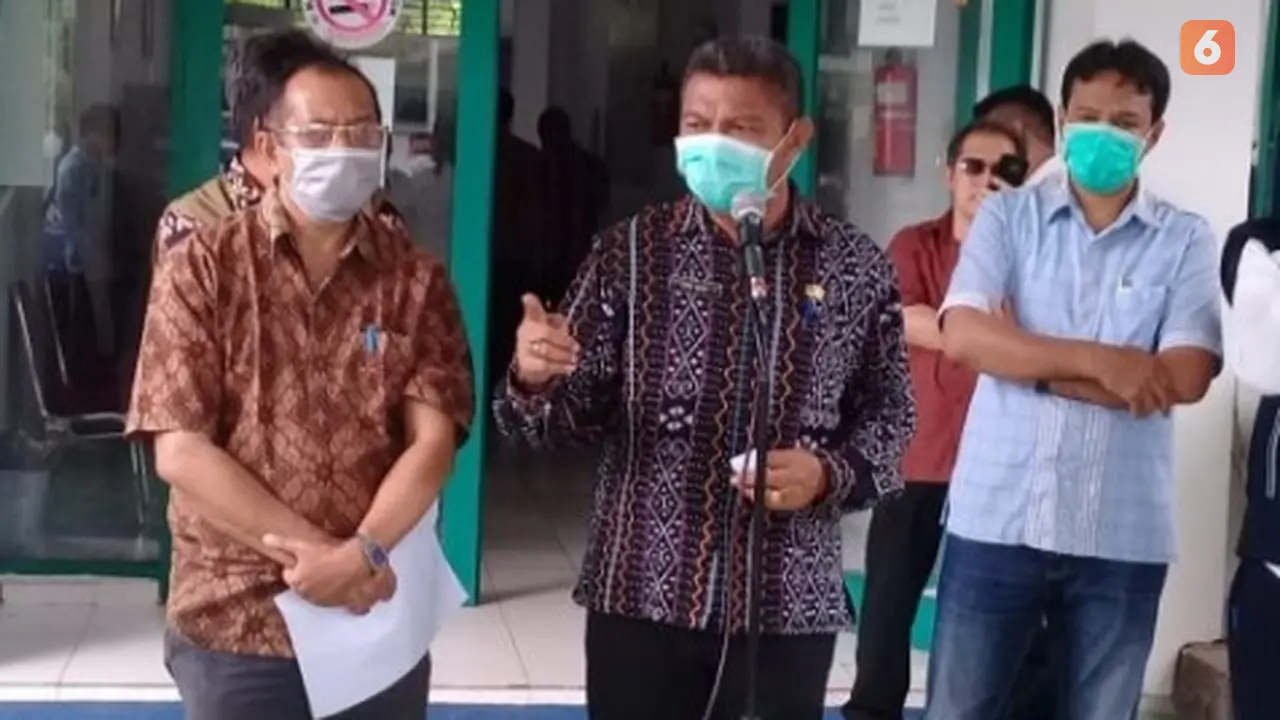 Foto : Karo Humas NTT, Marius Jelamu saat memberi keterangan pers terkait perkembangan data covid NTT