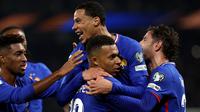 Penyerang Prancis #10, Kylian Mbappe (tengah), dipeluk oleh penyerang Prancis #09, Hugo Ekitike (atas), bek Prancis #22, Theo Hernandez (kanan), dan penyerang Prancis #07, Kingsley Coman (kiri), saat merayakan gol pertama Prancis dalam pertandingan kualifikasi Grup D Piala Dunia 2026 antara Prancis dan Azerbaijan di Stadion Parc des Princes, Paris, pada 10 Oktober 2025. (FRANCK FIFE/AFP)