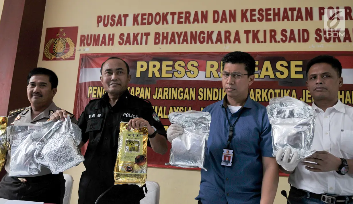 Direktur Tindak Pidana Narkoba Brigjen Eko Daniyanto (kedua kiri) menunjukkan barang bukti kasus peredaran narkotika jenis sabu jaringan Malaysia, Medan dan Jakarta, dalam jumpa pers di Rumah Sakit Polri, Selasa (13/6). (Liputan6.com/Yoppy Renato)