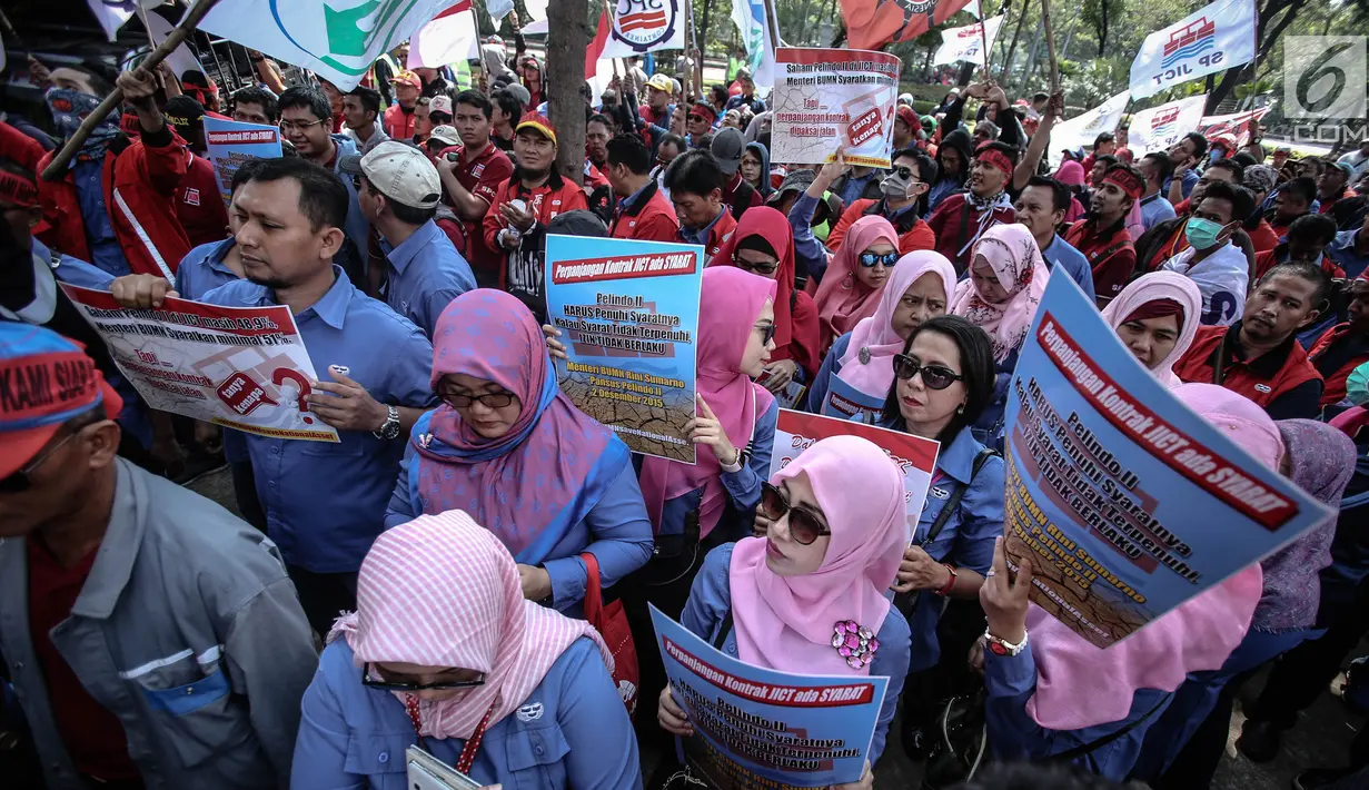 Peserta demo membawa spanduk tutuntan saat menggelar aksi unjuk rasa di depan kantor Kementerian BUMN, Jakarta, Senin (31/7). Mereka menuntut evaluasi terkait perpanjangan kerja sama pengelolaan dan pengoperasian pelabuhan. (Liputan6.com/Faizal Fanani)