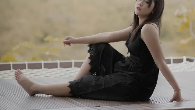 Gaya Happy Asmara dengan Outfit Hitam, Tampak Menawan