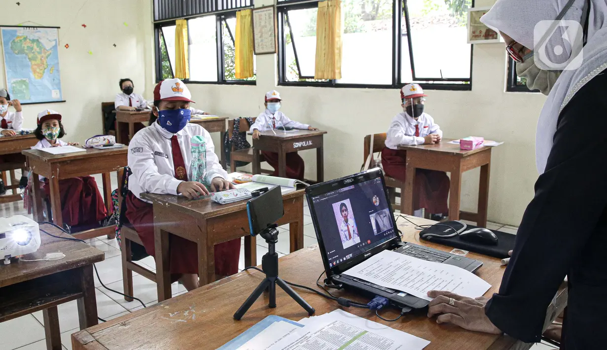 Suasana uji coba pembelajaran tatap muka (PTM) perdana di SD Negeri 14 Pondok Labu, Jakarta, Senin (30/8/2021). Pembelajaran tatap muka (PTM) terbatas Tahap 1 di Provinsi DKI Jakarta digelar dengan kapasitas 50 persen pada setiap satuan pendidikan. (Liputan6.com/Faizal Fanani)
