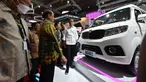 Presiden Joko Widodo atau Jokowi (tengah) melihat mobil listrik Esemka Bima EV saat mengunjungi pameran Indonesia International Motor Show (IIMS) di JIExpo, Kemayoran, Jakarta, Kamis (16/2/2023). Jokowi resmi membuka IIMS 2023. (ADEK BERRY/AFP)