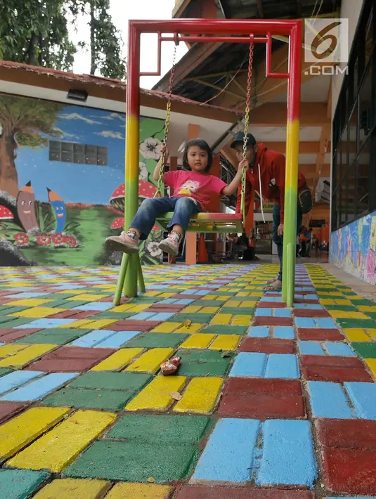 Seorang anak bermain ayunan di ruang publik terbuka ramah anak (RPTRA) Terminal Kampung Rambutan, Jakarta, Senin (27/5/2019). Menyambut arus mudik Lebaran 2019, RPTRA mini ini diharapkan bisa memberi hiburan bagi anak-anak yang hendak menunggu keberangkatan. (Liputan6.com/Herman Zakharia)