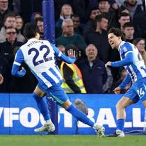 Pemain Brighton and Hove Albion, Ferdi Kadioglu (kanan), merayakan gol yang dicetaknya ke gawang Chelsea dalam laga pekan 34 Premier League 2025/2026 di AMEX Stadium, Rabu (22/4/2026) dini hari WIB. Brighton menang telak 3-0 atas Chelsea dalam pertandingan ini. (Gareth Fuller/PA via AP)