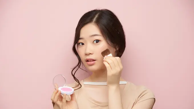 Cara Instan Perbaiki Makeup yang Cakey tanpa Perlu Menghapus Riasan, Hasilnya Auto Flawless!