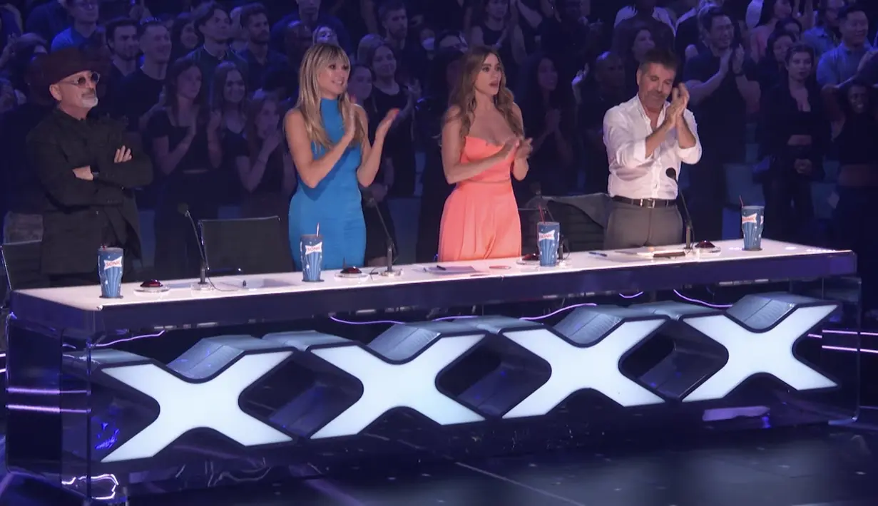 Usai menyelesaikan penampilannya, Putri mendapatkan Standing Ovation dari keempat juri,yaitu Simon Cowell, Sofia Vergara, Heidi Klum dan Howie Mandel. Bahkan, Simon sampai kehabisan kata-kata dengan penampilan Putri hari ini.  [Youtube/America’s Got Talent]