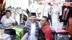 Mantan Menko Maritim,  Rizal Ramli melihat baju-baju saat berkunjung ke Blok A, Pasar Tanah Abang, Jakarta, Sabtu (13/8). Kunjungannya tersebut terkait pencalonannya sebagai cagub pada Pilkada DKI Jakarta 2017.(Liputan6.com/Faizal Fanani)